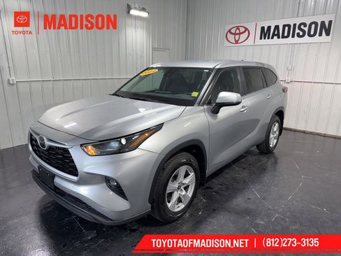 Used 2024 Toyota Highlander LE image 1