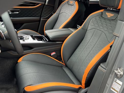 Certified 2025 Bentley Flying Spur Plug-In Hybrid image 17