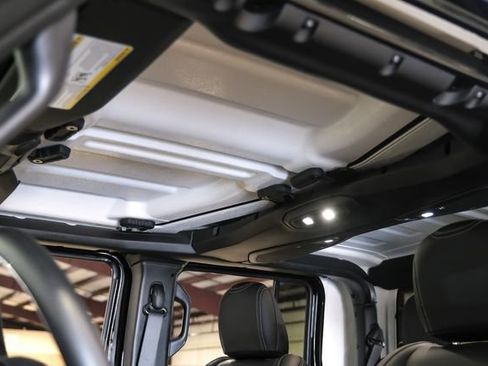 Used 2025 Jeep Gladiator Sport image 45