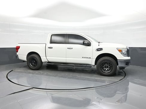 Used 2017 Nissan Titan SV RWD image 17