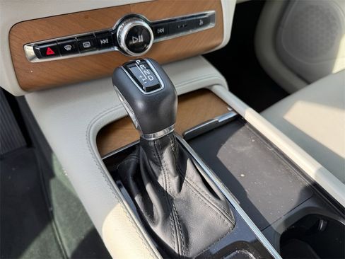 Used 2022 Volvo XC90 T6 Momentum w/ Climate Package image 19