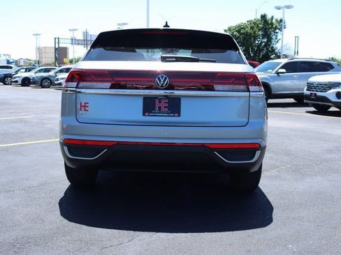 Used 2024 Volkswagen Atlas Cross Sport SE image 4