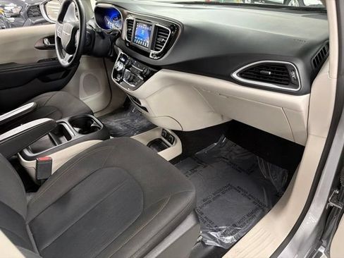 Used 2019 Chrysler Pacifica Touring Plus FWD image 10