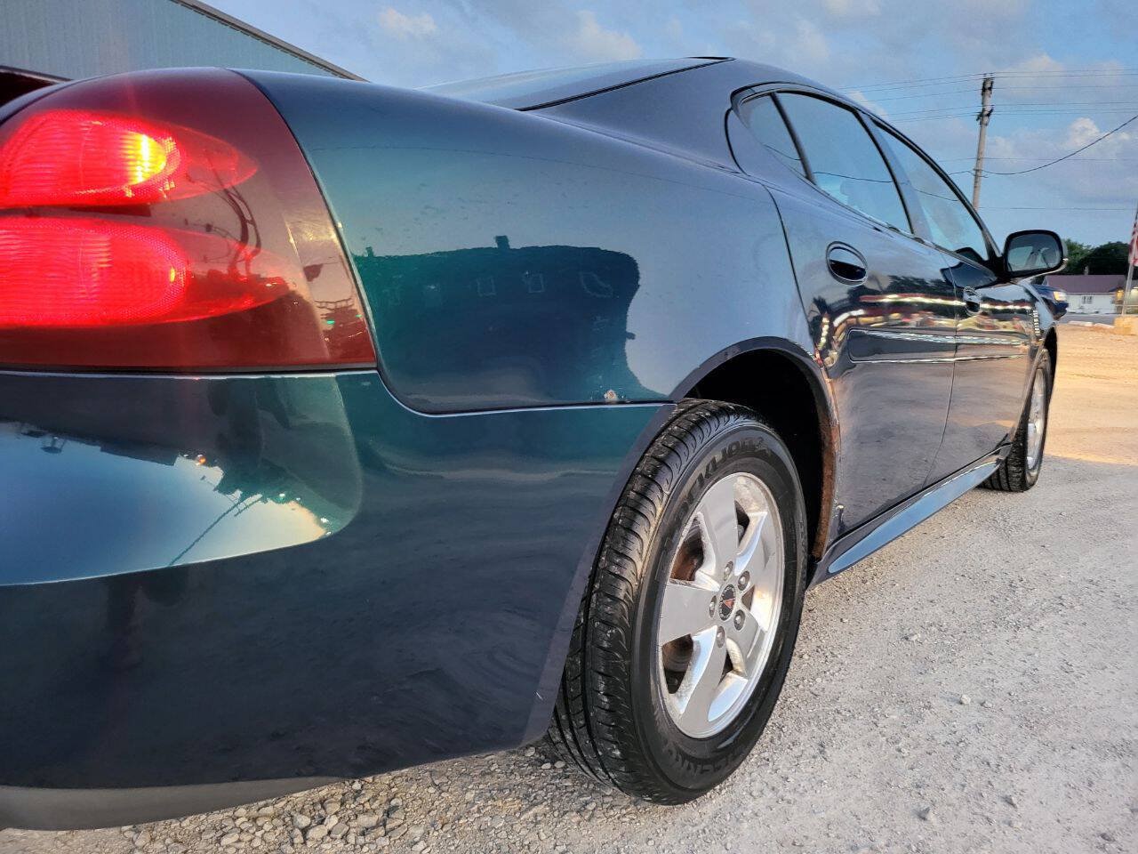 Used 2005 Pontiac Grand Prix w/ Drivers Plus Package FWD image 2
