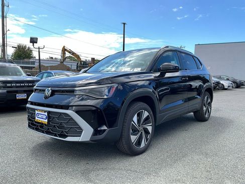 New 2025 Volkswagen Taos SE image 4