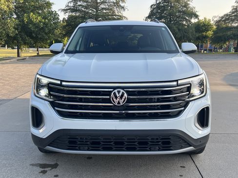 Used 2025 Volkswagen Atlas SE w/ Panoramic Sunroof Package FWD image 3
