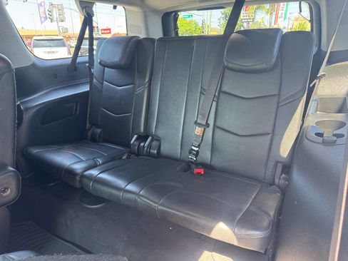 Used 2019 Cadillac Escalade ESV Luxury RWD image 12