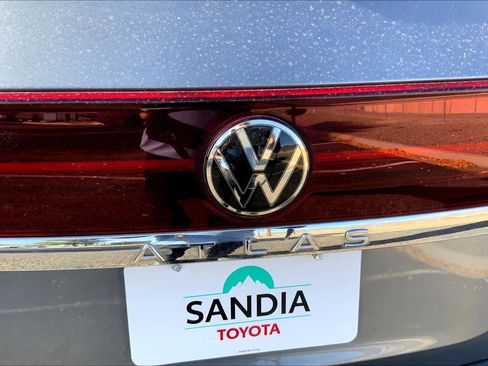 Used 2024 Volkswagen Atlas SEL Premium R-Line image 32