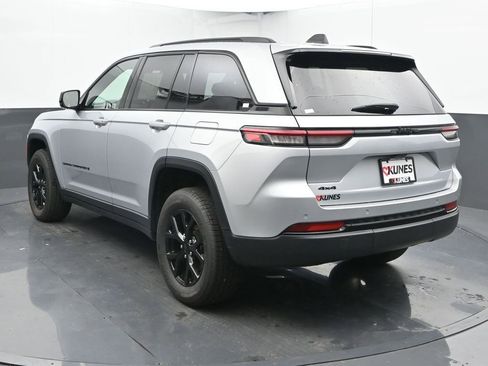 Used 2024 Jeep Grand Cherokee Altitude image 9