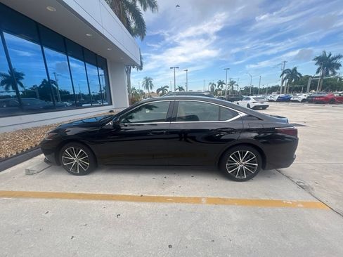 Used 2024 Lexus ES 350 w/ Premium Package FWD image 4