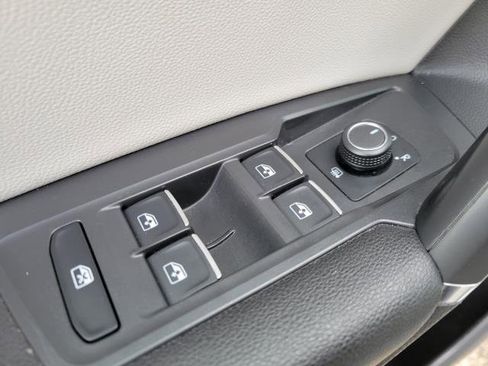 Used 2020 Volkswagen Tiguan SE image 18