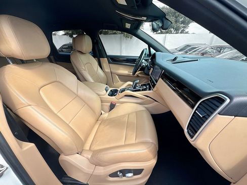 Used 2019 Porsche Cayenne Base image 29