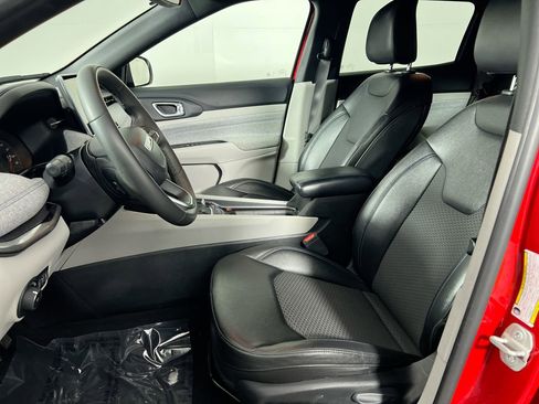 Used 2024 Jeep Compass Latitude image 12