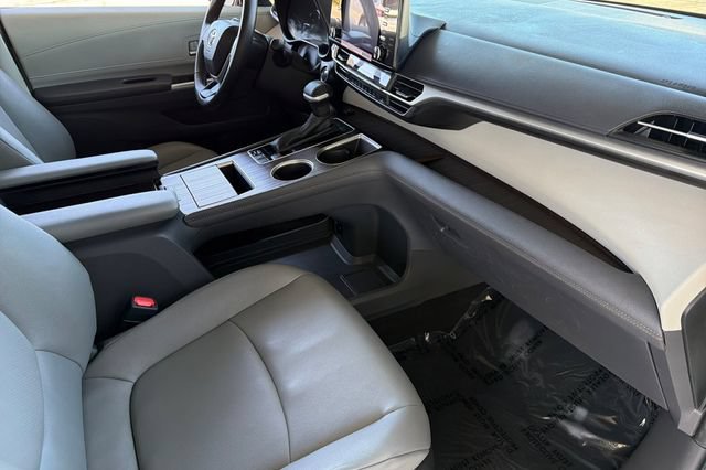 Used 2024 Toyota Sienna XLE FWD image 20