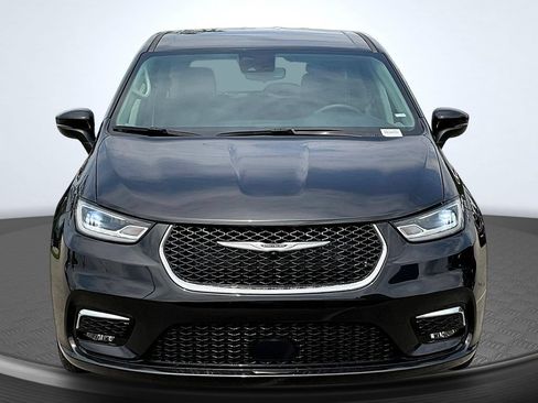 Used 2023 Chrysler Pacifica Touring-L FWD image 2