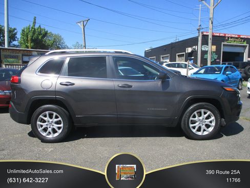 Used 2018 Jeep Cherokee Latitude Plus w/ Cold Weather Group AWD/4WD image 4