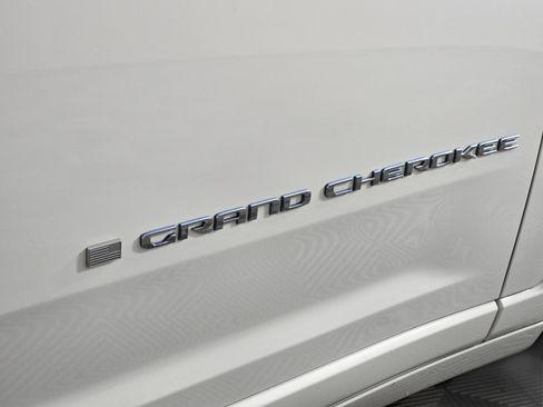 Used 2022 Jeep Grand Cherokee Overland w/ Luxury Tech Group IV AWD/4WD image 39