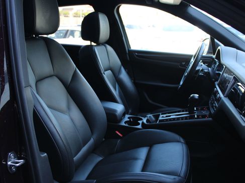 Certified 2024 Porsche Macan image 26