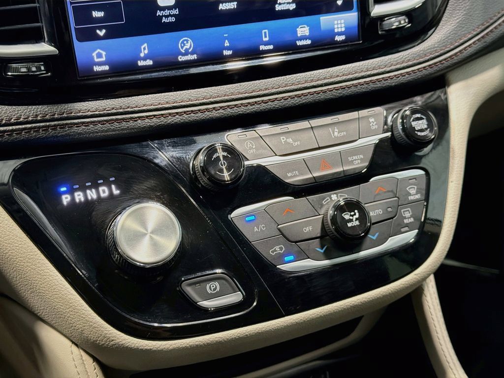 Used 2024 Chrysler Pacifica Limited FWD image 18