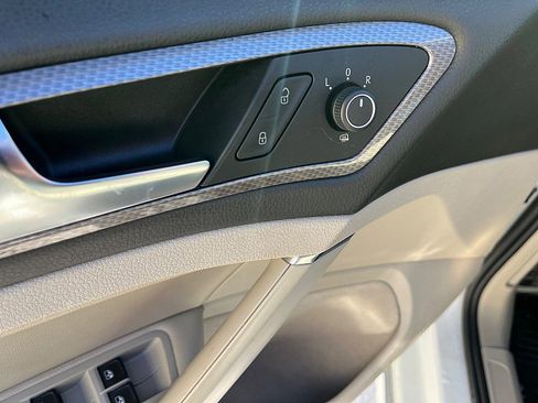 Used 2017 Volkswagen Golf Alltrack S image 25