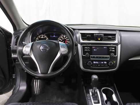 Used 2017 Nissan Altima 2.5 SV image 2
