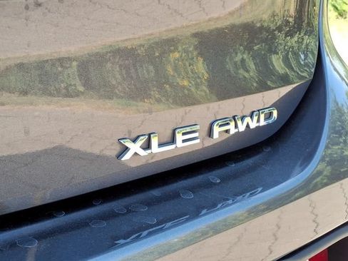 Used 2021 Toyota Highlander XLE AWD/4WD image 26