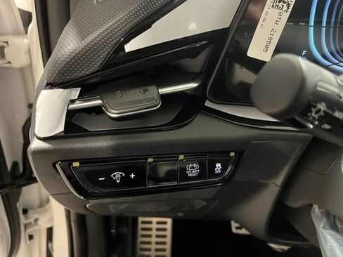 New 2025 Kia Niro EX Touring image 13