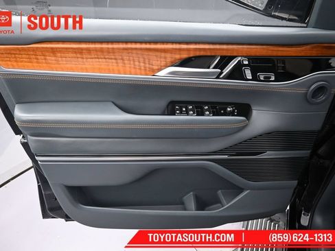 Used 2022 Jeep Grand Wagoneer Series III AWD/4WD image 27