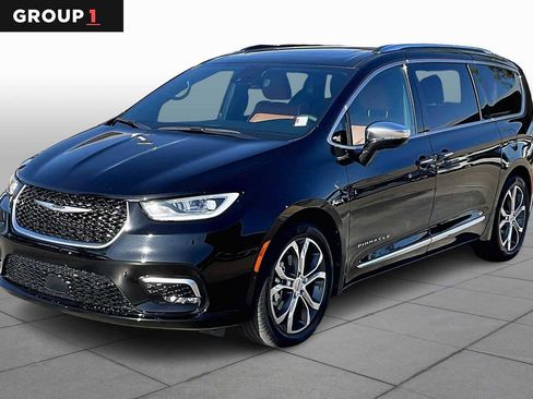Used 2024 Chrysler Pacifica Pinnacle image 1