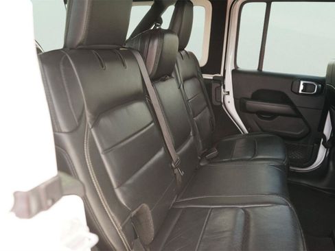 Used 2018 Jeep Wrangler Unlimited Sahara AWD/4WD image 16