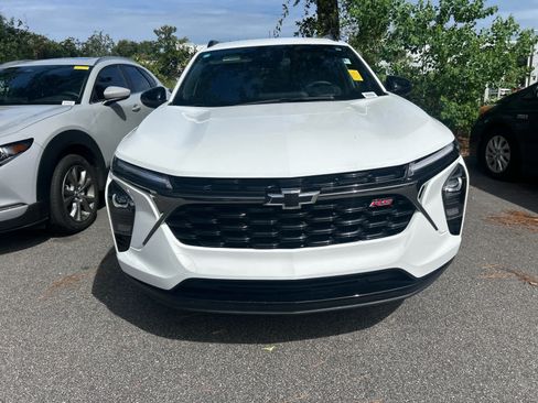 Used 2025 Chevrolet Trax RS w/ Driver Confidence Package FWD image 2