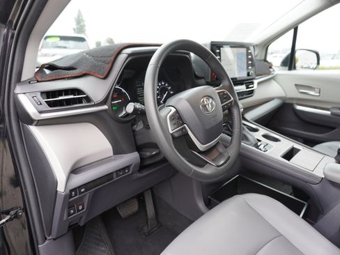 Used 2022 Toyota Sienna XLE image 22