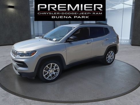 Certified 2023 Jeep Compass Latitude w/ Sun and Sound Group AWD/4WD image 4