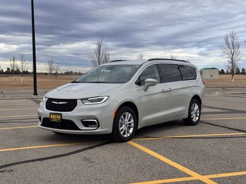 Used 2021 Chrysler Pacifica Touring w/ Uconnect Theater Family Group image 36