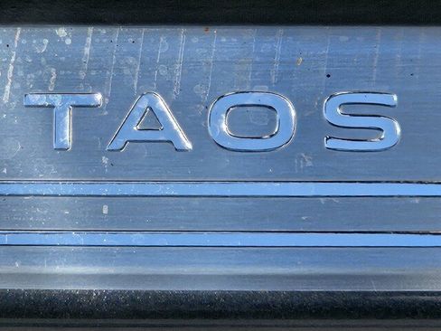 Certified 2025 Volkswagen Taos SE FWD image 33
