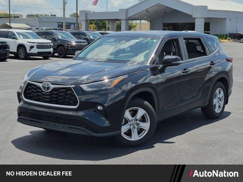 Used 2025 Toyota Highlander LE FWD image 1