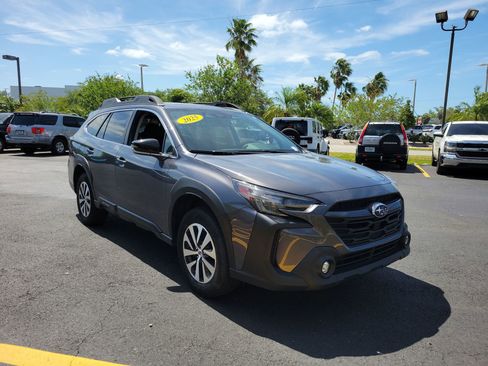 Used 2025 Subaru Outback Premium AWD/4WD image 2