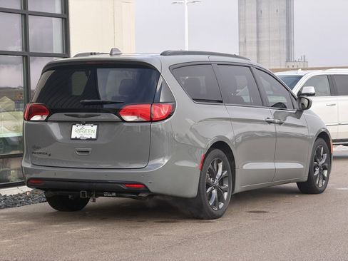 Used 2020 Chrysler Pacifica Touring-L Plus w/ S Appearance Package image 4