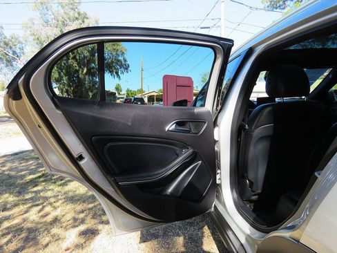 Used 2018 Mercedes-Benz GLA 250 4MATIC w/ Premium Package image 21
