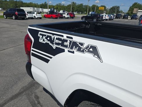 Used 2019 Toyota Tacoma SR AWD/4WD image 29