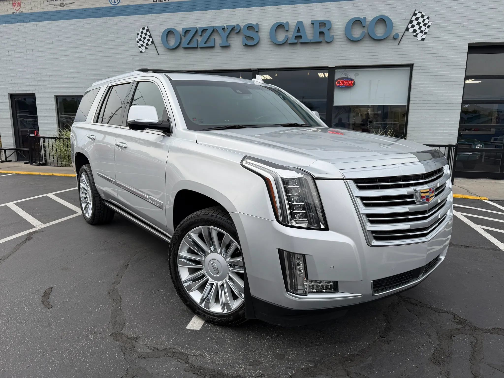 Used 2015 Cadillac Escalade Platinum AWD/4WD image 2