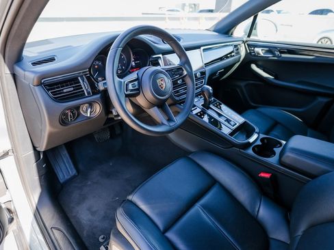 Certified 2025 Porsche Macan image 4