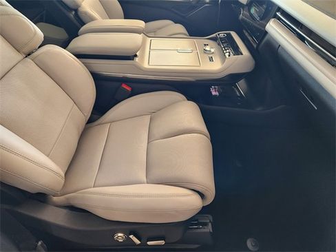 New 2025 Lincoln Navigator Reserve image 13