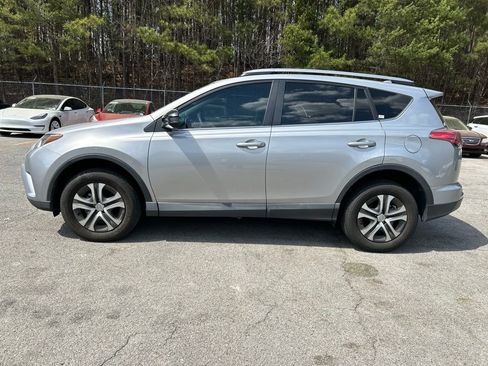 Used 2018 Toyota RAV4 LE image 4