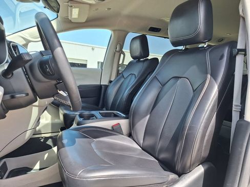 Used 2023 Chrysler Pacifica Touring-L FWD image 21