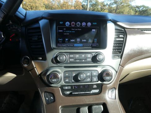 Used 2018 Chevrolet Suburban LT image 21