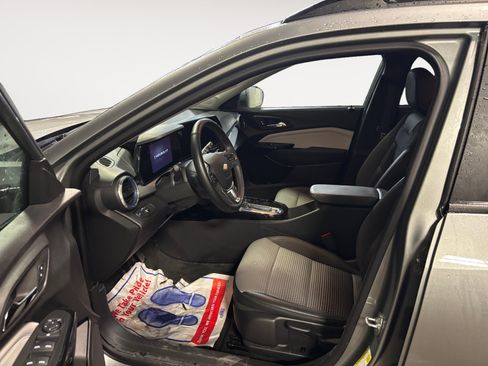 Used 2025 Chevrolet Trax LT w/ LT Convenience Package FWD image 9