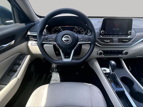Used 2025 Nissan Altima 2.5 SV FWD image 6