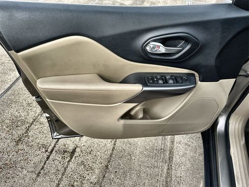 Used 2019 Jeep Cherokee Latitude w/ Popular Appearance Group image 21