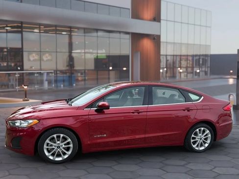 Used 2019 Ford Fusion SE FWD image 3